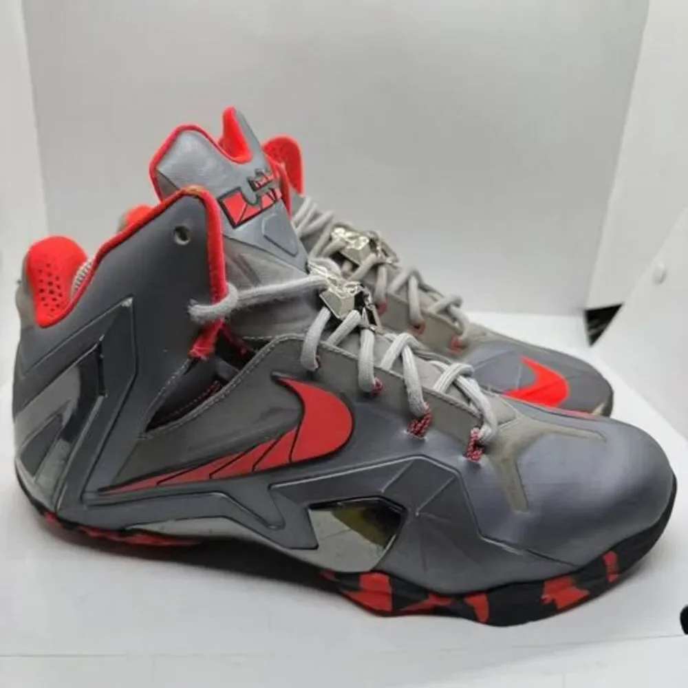 Nike LeBron 11 Mens 9 Gray Basketball Shoes sneakers
